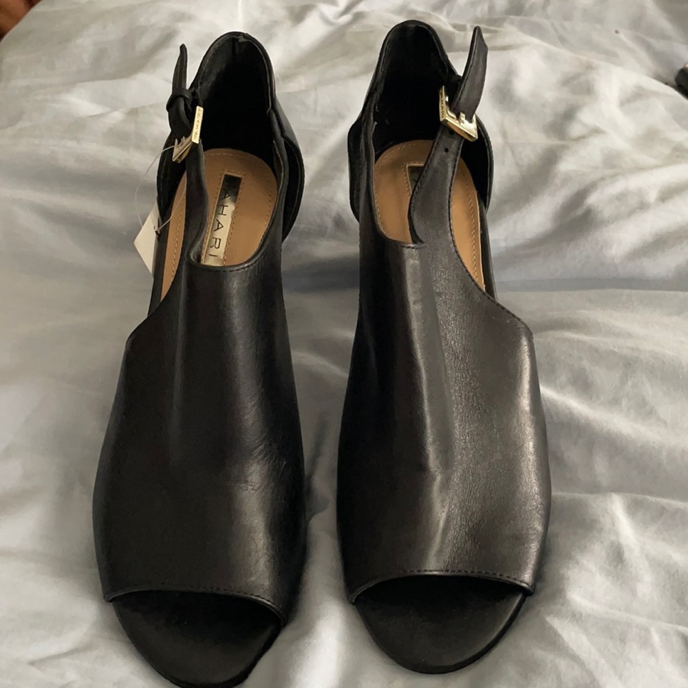 Tahari black shoes